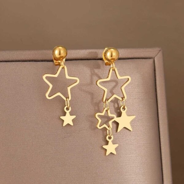 Brincos Dourados com Estrelas Pendentes